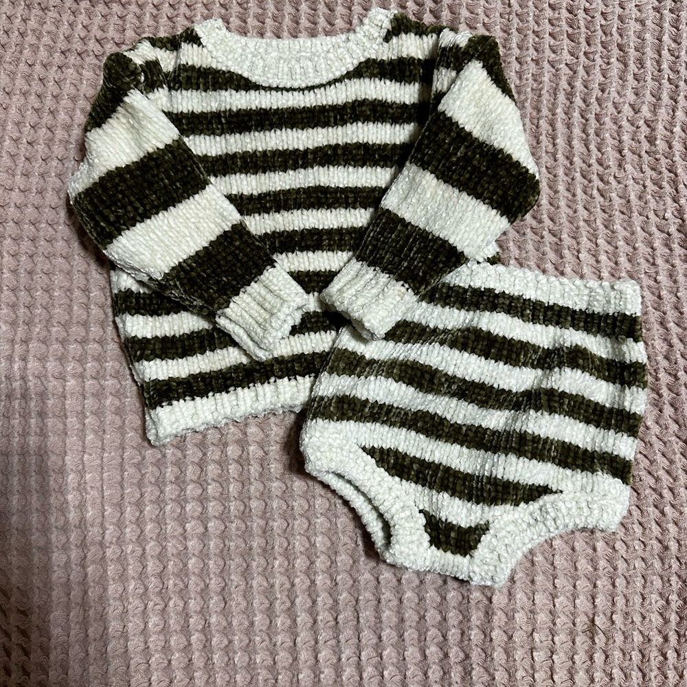 RYLEE + CRU GREEN & WHITE SWEATER W BLOOMERS/ SHORTS